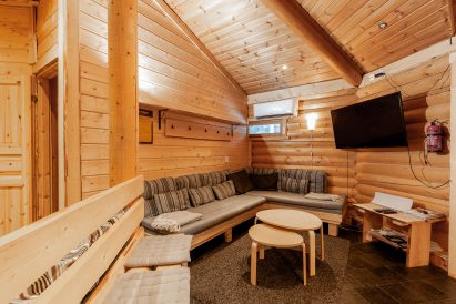 Lopen Erähuvilan pääsalin oleskelunurkkaus, jonka sohvaa voidaan käyttää myös lisävuoteena.