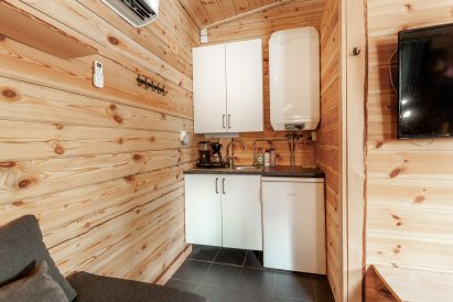 Lopen Erähuvilan Minihuvilan keittiönurkkaus on varustettu jääkaapilla, juoksevalla kylmä- ja lämminvedellä sekä kahvinkeittimellä.