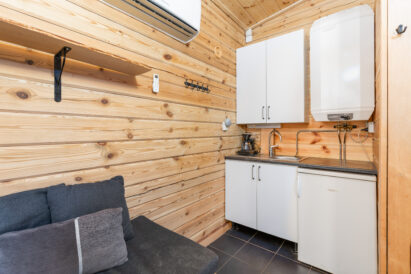 Lopen Erähuvilan Minihuvilan keittiönurkkaus on varustettu jääkaapilla, juoksevalla kylmä- ja lämminvedellä sekä kahvinkeittimellä.