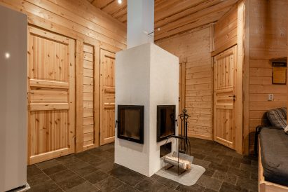 Lopen Erähuvilan pääsalin takka.