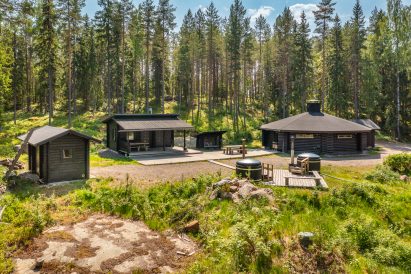 Vasemmalla majoitusaitta, keskellä Minihuvila ja oikealla Lopen Erähuvilan päärakennus eli Kotahuvila.