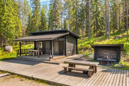 Lopen Erähuvilan Minihuvilaa ympäröi päärakennukseen eli Kotahuvilaan yhteydessä oleva laaja ulkoterassi.