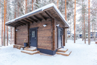 Lopen Luksuksen maisemasauna. Taustalla Räyskälän Suuri Huvila.