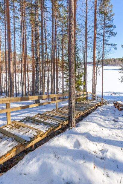 Lopen Luksuksen edustalta pääsee portaita pitkin alas Kaartjärven rantaan. Talvella laiturin edustalle on mahdollista sahata avanto innokkaimpia talviuimareita varten!