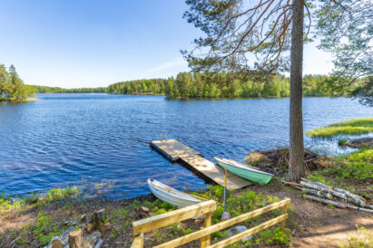 Lopen Luksuksen edustalta pääsee portaita pitkin alas Kaartjärven rantaan. Talvella laiturin edustalle on mahdollista sahata avanto innokkaimpia talviuimareita varten!