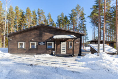 Lopen Luksuksen päärakennuksen sisäänkäynti.