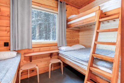 Lopen Luksuksen 2-6 hengen makuuhuone (nro 5). Makuuhuoneet 2, 3, 5 ja 6 ovat keskenään samanlaiset.