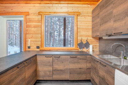 Myös Lopen Luksuksen keittiöstä avautuu näkymä terassin yli Kaartjärvelle.