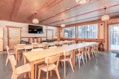 Lopen Luksuksen pääsalin pöydät voidaan järjestää pitkittäin, jolloin tilaa on noin 28 hengen ruokailuun pöytien ääressä. Lisätilaa tarjoavat sohvaryhmä ja ikkunaseinän maisemabaaritiski.