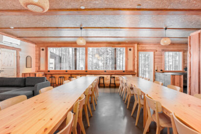 Lopen Luksuksen pääsalin pöydät voidaan järjestää pitkittäin, jolloin tilaa on noin 28 hengen ruokailuun pöytien ääressä. Lisätilaa tarjoavat sohvaryhmä ja ikkunaseinän maisemabaaritiski.