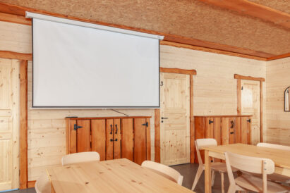 Lopen Luksuksen kokousnäyttöinä palvelevat dataheitin ja 1-2 taulutelevisiota.