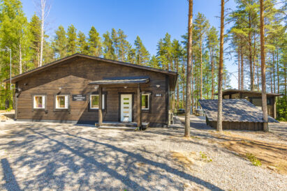 Lopen Luksuksen päärakennus Räyskäläntien suunnasta Kaartjärvelle päin kuvattuna.