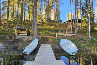 Lopen Luksuksen venerannassa sijaitsee rouhean erähenkinen tulipaikka ja tulistelukatos.