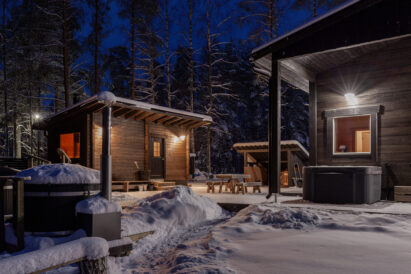 Lopen Luksuksen päärakennuksen ja maisemasaunan välissä sijaitsee laaja avoterassi, josta pääsee puhtain jaloin kylkypaljuihin. Päärakennuksen terassilla sähkölämmitteinen poreamme.