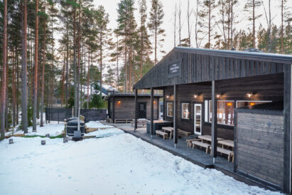 Lopen Luksus talvi-illan hämärtyessä. Kuvassa terassin pöydät on järjestetty pitkittäin.