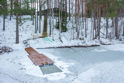 Lopen Luksuksen edustalta pääsee portaita pitkin alas Kaartjärven rantaan. Talvella laiturin edustalle on mahdollista sahata avanto innokkaimpia talviuimareita varten!