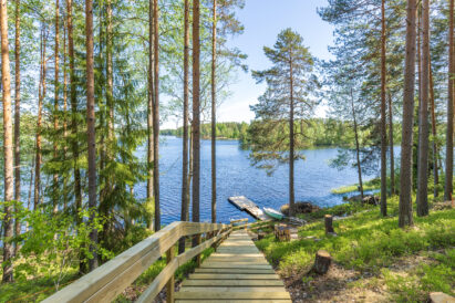 Lopen Luksuksen laituri ja soutuveneet idyllisen Kaartjärven rannalla.