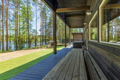 Lopen Luksuksen terassin pöydät voidaan järjestää helposti halutulla tavalla. Kuvassa pöydät on järjestetty pitkittäin.