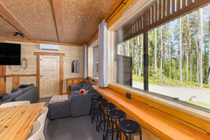 Lopen Luksuksen ikkunaseinän maisemabaaritiskiltä avautuu näkymä alas Kaartjärvelle.