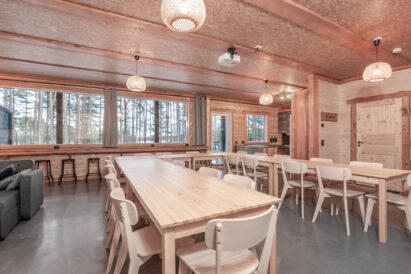 Lopen Luksuksen pääsalin pöydät voidaan järjestää hevosenkenkämallisesti, jolloin tilaa on noin 25–30 hengen kokoukselle pöytien ääressä. Lisätilaa tarjoavat sohvaryhmä ja ikkunaseinän maisemabaaritiski.