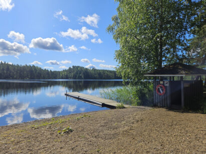 Evon retkeilyalueen Niemisjärven uimarannalle on noin 1,4 km kävelymatka Evon Erähuvilalta metsätietä pitkin.