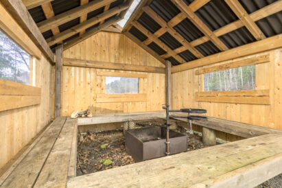 Aulangon Rantahuvilan tulipaikan pihalaavu.