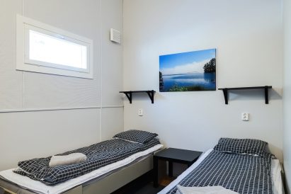 Toinen Räyskälän Suuren Huvilan pääsalin takana olevista makuuhuoneista.