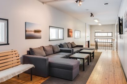 Räyskälän Suuren Huvilan pääsalin vieressä sijaitsee viihtyisä oleskeluaula televisioineen. Sohvia voidaan tarvittaessa käyttää lisävuoteina.