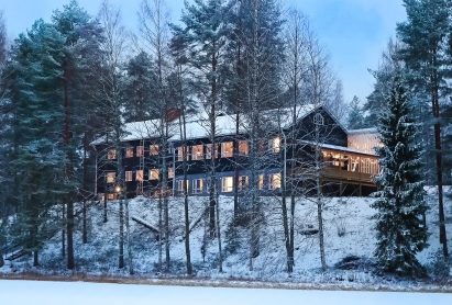 Räyskälän Suuri Huvila talviasussaan.