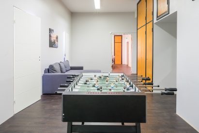 Toinen Räyskälän Suuren Huvilan alakerran peliauloista. Sohvaa voidaan käyttää tarvittaessa lisävuoteena.