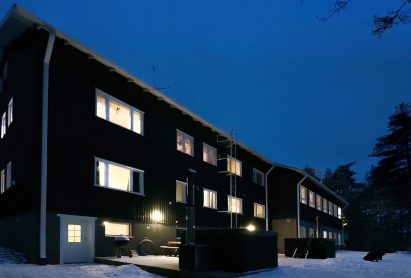 Räyskälän Suuri Huvila talvi-illan hämärässä.