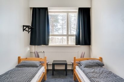 Yksi Räyskälän Suuren Huvilan alakerran kahden hengen makuuhuoneista.
