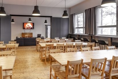 Räyskälän Suuren Huvilan pääsalissa on kaksi laajakuvatelevisiota ja piano. Pöytien järjestystä ja lukumäärää voidaan muuttaa tarpeiden mukaan.