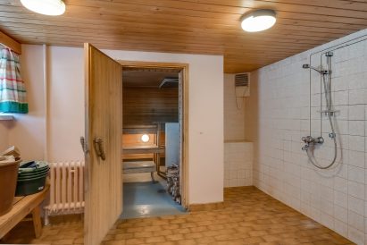 Räyskälän Suuren Huvilan alakerrassa on peräti 3 saunaa. Kuvassa puulämmitteisen saunan suihkuhuone.