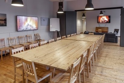 Räyskälän Suuren Huvilan pääsalissa on kaksi laajakuvatelevisiota ja piano. Pöytien järjestystä ja lukumäärää voidaan muuttaa tarpeiden mukaan.