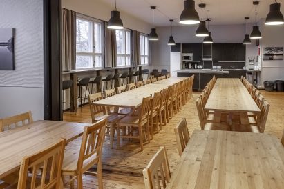 Räyskälän Suuren Huvilan pääsalissa on istumapaikkoja jopa 80 vieraalle. Pöytien järjestystä ja lukumäärää voidaan muuttaa tarpeiden mukaan. Pääsalin päässä on oma täysin varusteltu avokeittiö.