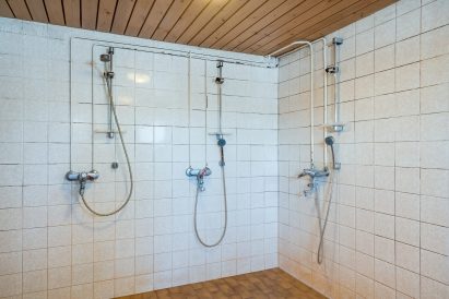 Räyskälän Suuren Huvilan alakerrassa on peräti 3 saunaa. Kuvassa puulämmitteisen saunan suihkuhuone.