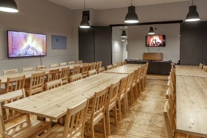 Räyskälän Suuren Huvilan pääsalissa on kaksi laajakuvatelevisiota ja piano. Pöytien järjestystä ja lukumäärää voidaan muuttaa tarpeiden mukaan.