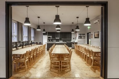 Räyskälän Suuren Huvilan pääsalissa on istumapaikkoja jopa 80 vieraalle. Pöytien järjestystä ja lukumäärää voidaan muuttaa tarpeiden mukaan. Pääsalin päässä on oma täysin varusteltu avokeittiö.