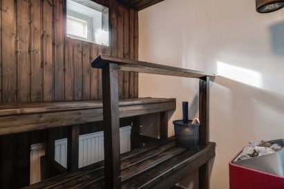 Räyskälän Suuren Huvilan alakerrassa on peräti 3 saunaa, joista pienin on sähkölämmitteinen minisauna.