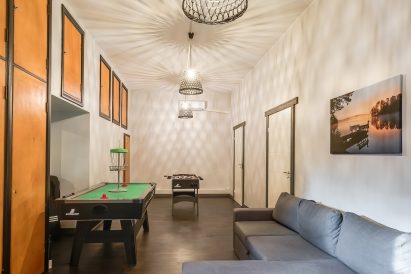 Toinen Räyskälän Suuren Huvilan alakerran peliauloista. Sohvaa voidaan tarvittaessa käyttää lisävuoteena.