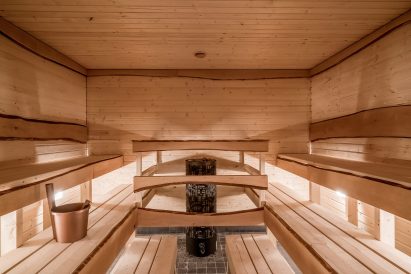 Räyskälän Suuressa Huvilassa on 3 saunaa. Kuvassa alakerran sähkösaunaosaston tilava löylyhuone.