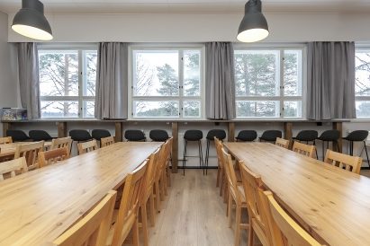 Räyskälän Suureen Huvilan pääsalin ikkunaseinällä on maisemabaaritiski, josta aukeaa näkymä Kaartjärvelle.