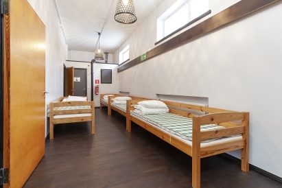 Räyskälän Suuren Huvilan alakerran makuuaulassa on vuoteen 4 hengelle.