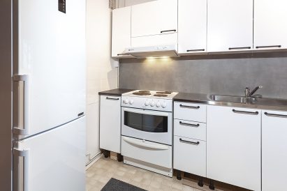 Keittiöitä Räyskälän Suuressa huvilassa on kolme. Kuvassa rakennuksen länsipään asuintilojen vieressä sijaitseva minikeittiö.