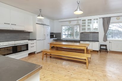 Keittiöitä Räyskälän Suuressa huvilassa on kolme. Suurin niistä on avara olokeittiö, joka soveltuu isonkin ryhmän ruoan valmistamiseen.