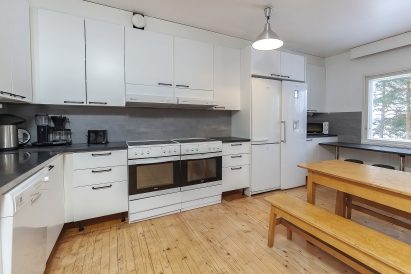 Keittiöitä Räyskälän Suuressa huvilassa on kolme. Suurin niistä on avara olokeittiö, joka soveltuu isonkin ryhmän ruoan valmistamiseen.