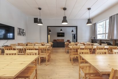 Räyskälän Suuren Huvilan pääsalissa on istumapaikkoja jopa 80 vieraalle. Pöytien järjestystä ja lukumäärää voidaan muuttaa tarpeiden mukaan.