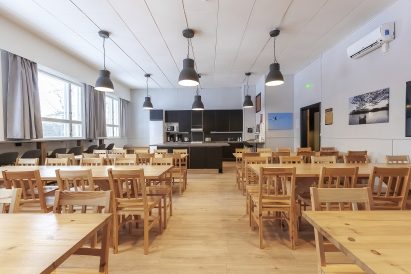 Räyskälän Suuren Huvilan pääsalissa on istumapaikkoja jopa 80 vieraalle. Pöytien järjestystä ja lukumäärää voidaan muuttaa tarpeiden mukaan. Pääsalin päässä on oma täysin varusteltu avokeittiö.