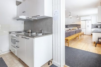 Keittiöitä Räyskälän Suuressa huvilassa on kolme. Edessä minikeittiö ja taustalla avara olokeittiö.